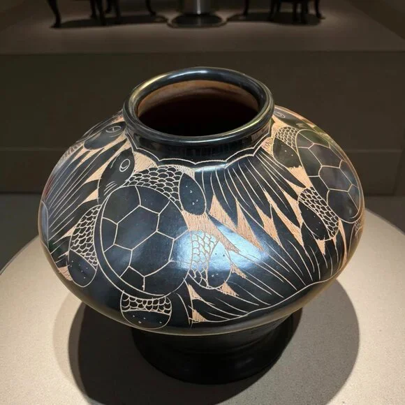 Mata Ortiz Blackware Pottery Vase with Turtle & Fish Etching – Hand-Burnished Sg - Picture 2 of 10